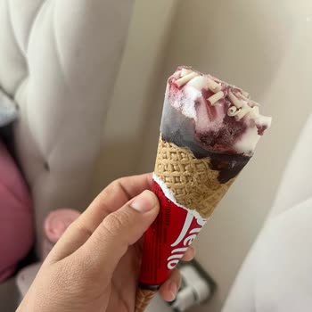 Aldığım Dondurmanın Yarısı Yok Ve Sürekli Bayat Çıkıyor