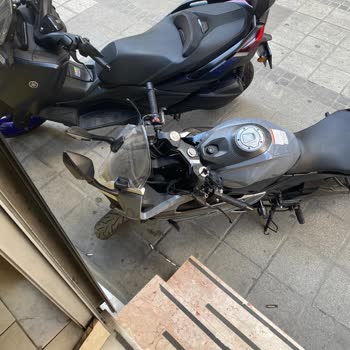 Dükkan Önünde Sürekli Park Eden Motorlar Geçişi Engelliyor