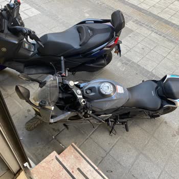 Dükkan Önünde Sürekli Park Eden Motorlar Geçişi Engelliyor