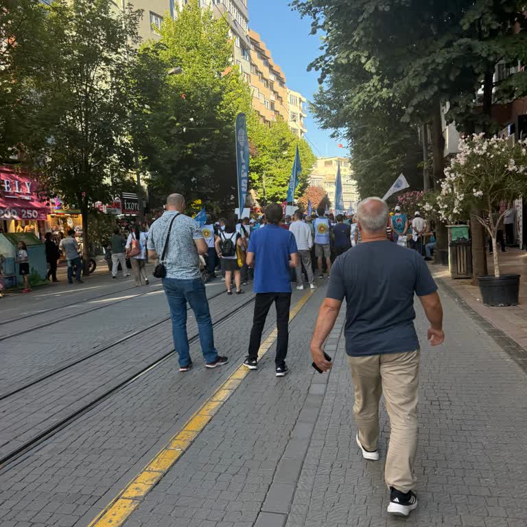 Yürüyüşler Nedeniyle İş Çıkışında Toplu Taşıma Mağduriyeti