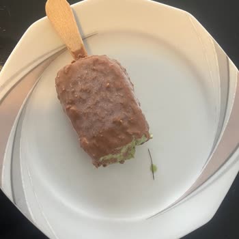 Meine Tochter fand ein Metallstück in Magnum Dubai Schokolade