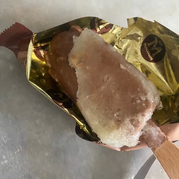 Ich aß ein Mini Magnum mit 2026 Haltbarkeit, Eis war verdorben