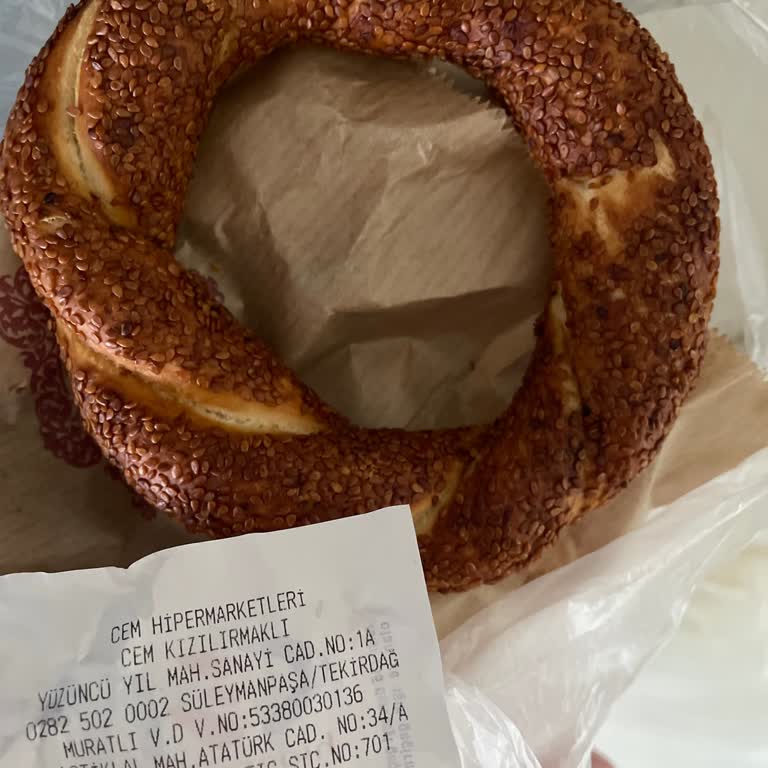 Cem Hipermarketleri Taş Gibi Bayat Simit Satıyor