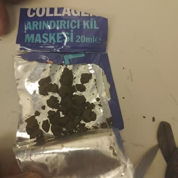 Kurumuş Kil Maskesi Ve Müşteriye Saygısız Davranış