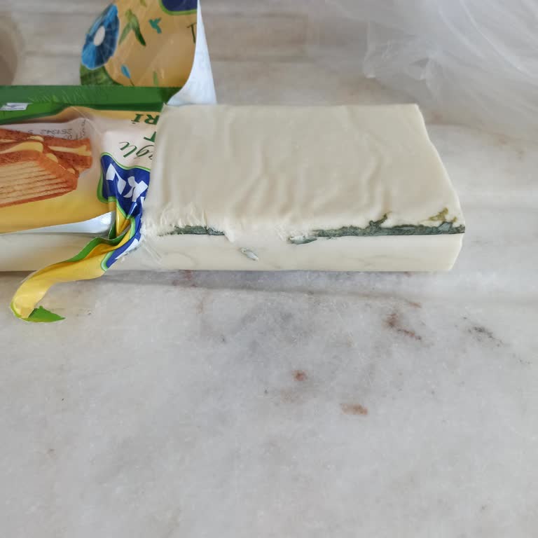 Taze Olması Gereken Kaşar Peynirinin Küflü Çıkması Ve İade Sorunu