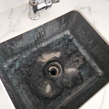 Lavabo Gider Açıcısı Plastik Ve Giysileri Eritti Ciddi Zarar Oluştu