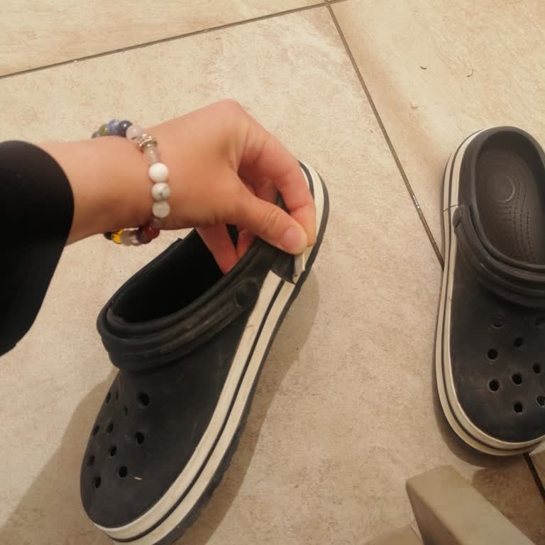 Lumberjack Terlikler Güneşte Küçüldü Ve Kısa Sürede Deforme Oldu