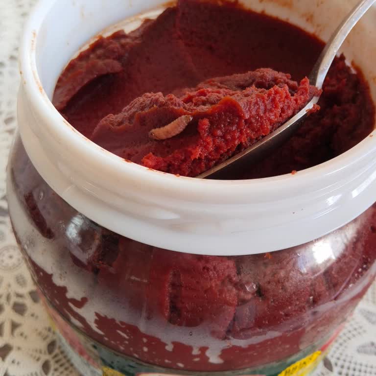 Domates Salçasından Canlı Kurt Çıktı!