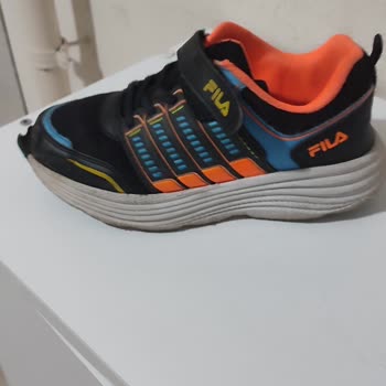 Ich kaufe Fila-Sportschuhe bei Deichmann, nach 2 Monaten kaputt