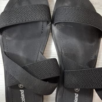 Ich erlebe bei Deichmann Graceland Sandalen nach einem Tag Material- und Fußschäden