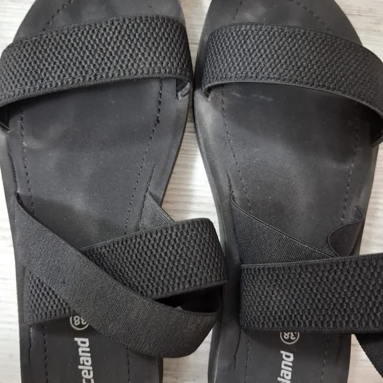 Ich erlebe bei Deichmann Graceland Sandalen nach einem Tag Material- und Fußschäden