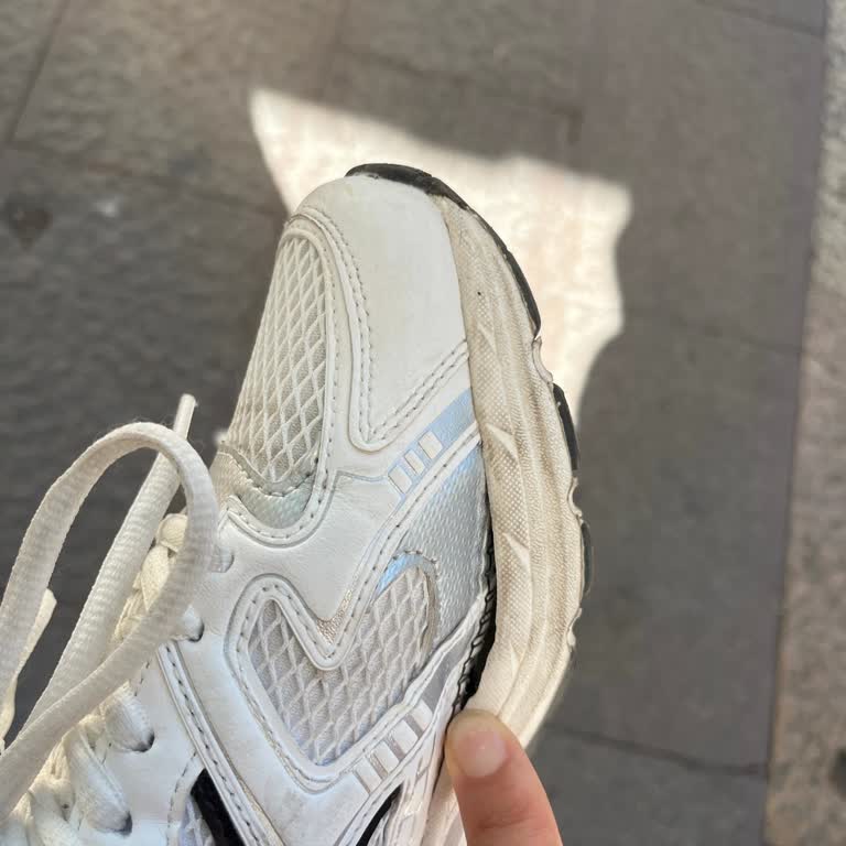 I Face Sole Separation on Stradivarius Sneakers Despite Minimal Use