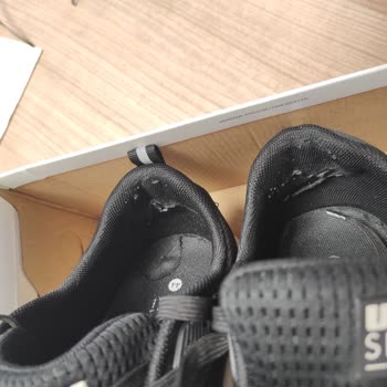 FLO'dan Alınan Ayakkabının İç Astarı Deforme Oldu, Ayağımda Yaralar Oluştu