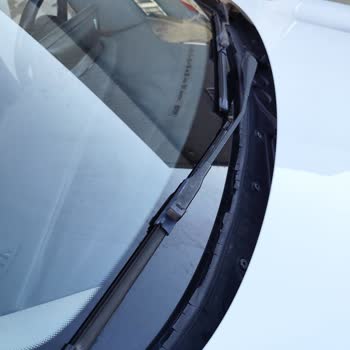 BMW 116d Ön Cam Silecek Izgarasında Deformasyon Ve Fitil Dökülmesi Sorunu