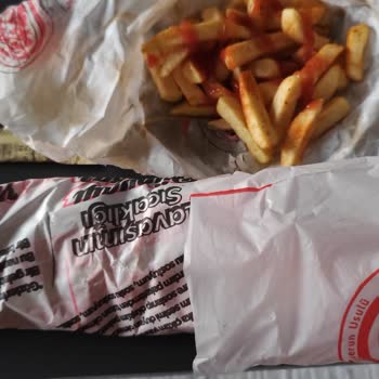 Öncü Döner 'de Deterjan Tadı Ve Dağınık Servis Hayal Kırıklığı Yarattı