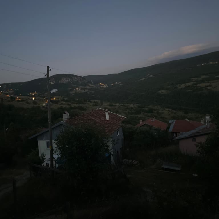 Üç Gündür Yanmayan Sokak Lambaları Yaşlı Köy Halkını Mağdur Ediyor