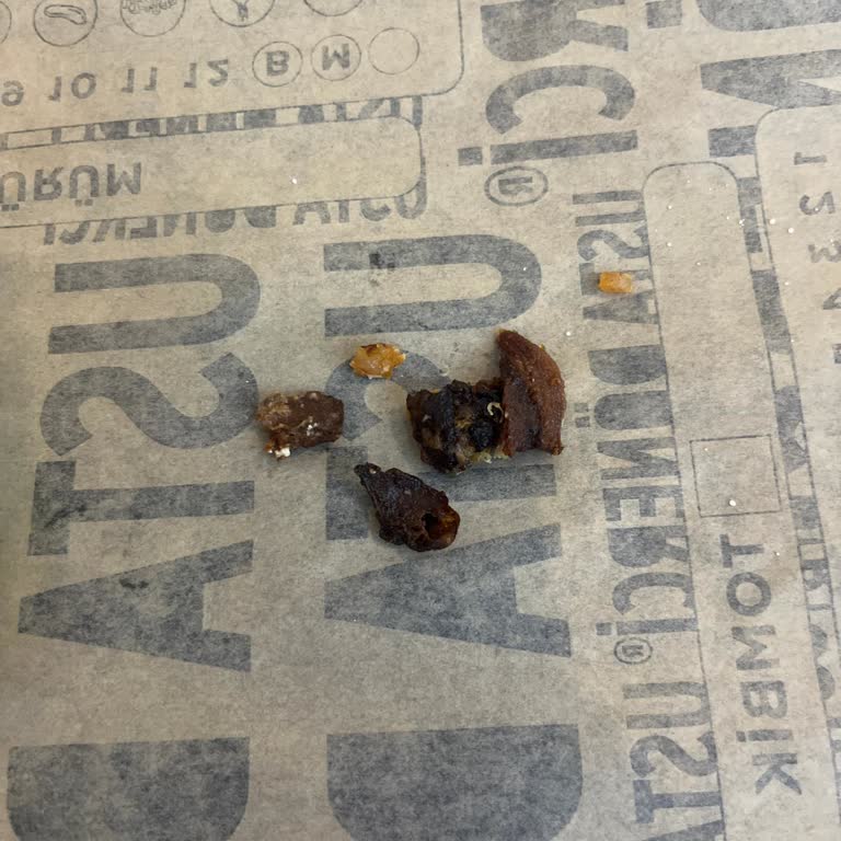 Salatada Bayat Ve Yanmış Tavuk Parçaları Hayal Kırıklığı Yarattı