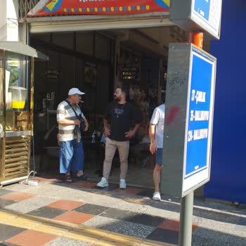 Otobüs Durağı Esnafın Ve Hanın Girişini Engelliyor, Mağduriyet Yaşıyoruz