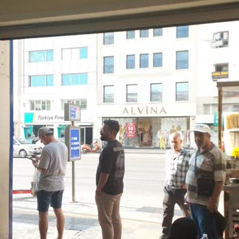 Otobüs Durağı Esnafın Ve Hanın Girişini Engelliyor, Mağduriyet Yaşıyoruz