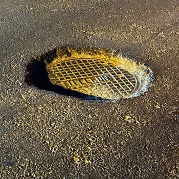 İhlas Caddesi Sağlık Sitesi Önündeki Rögar Kapağı Tehlike Saçıyor