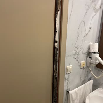 Hayal Kırıklığı Yaratan Otel Deneyimi: Kötü Oda Koşulları Ve Yetersiz Hizmet