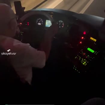 Buzlu Turizm Yol Boyunca Sigara İçen, Telefonla Uğraşan Şoförler