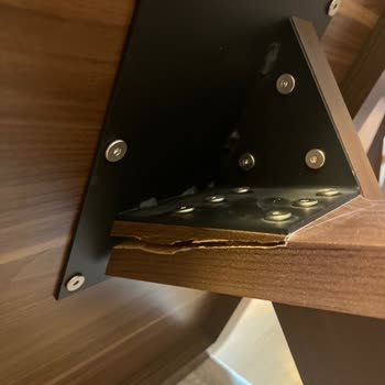 Kırık Orta Sehpa Ve İlgisiz Servis Nedeniyle Mağduriyet Yaşıyorum