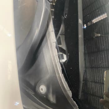 BMW 320d Ön Cam Eleğinde Parçalanma Ve Kalite Sorunu