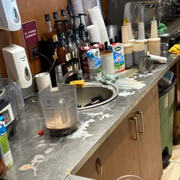 Kahve Dünyası İzmit Şubesinde Temizlik Sorunu Ve İlgisizlik