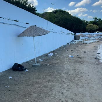 Caddebostan Plajında Yetersiz Temizlik Ve Çöp Kovası Eksikliği