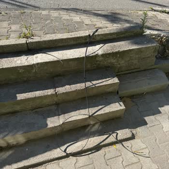 Türk Telekom Yetkilisi Kabloları Kapıma Atıp Alanımı Kirletti