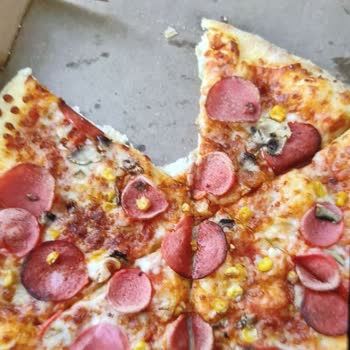Domino's Sarıyer Şubesinde Eksik Malzemeli Ve Yanlış Hamurlu Pizza Deneyimi