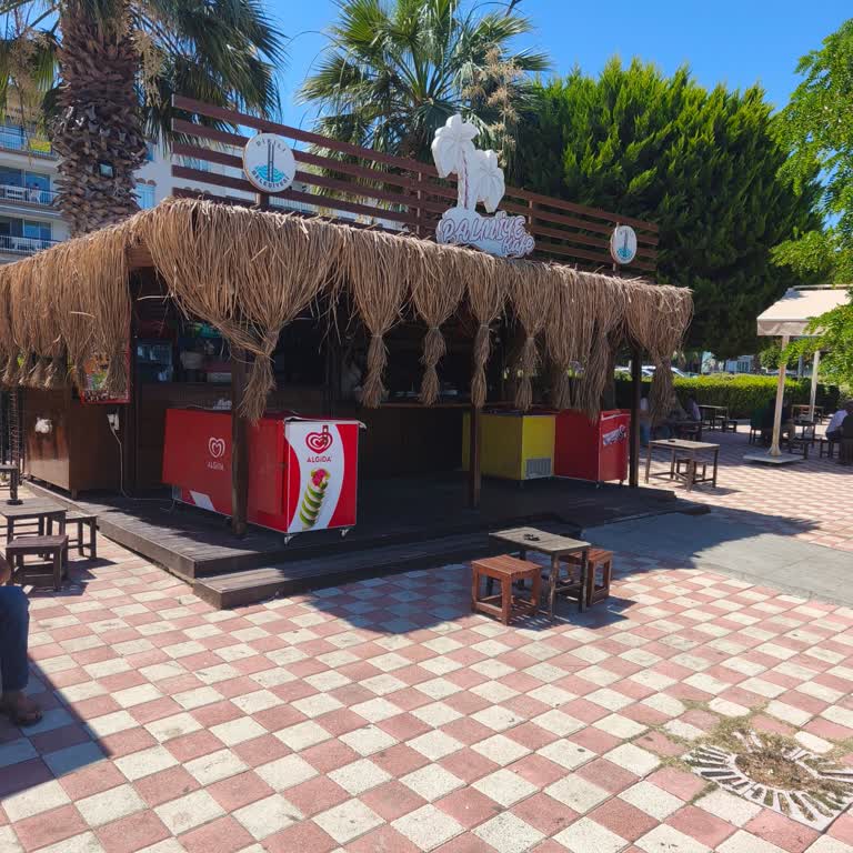 Palmiye Çay Bahçesinde Geciken Servis Ve İlgisiz Çalışanlar