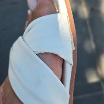 Bir Kez Giyilen Terlik İkinci Kullanımda Yırtıldı