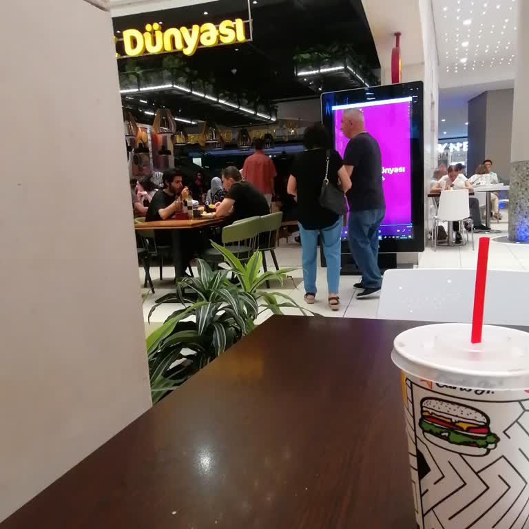 Ortak Alanda Masama Çöp Dolu Tepsi Bırakan Çalışanla Yaşadığım Saygısızlık