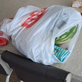 BİM Poşetlerinin Kalitesizliği Ürünlerin Yere Dökülmesine Neden Oluyor