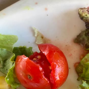 Çürük Domates Ve Soğuk Makarnayla Kötü Deneyim: Tavuk Dünyası Taşdelen Şubesi