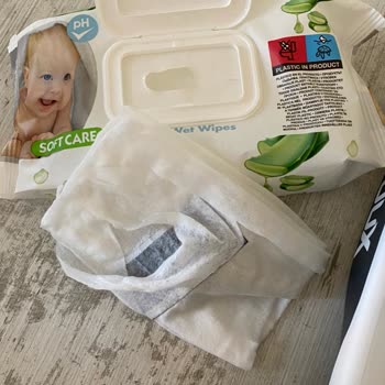 Bebek Islak Mendilinden Çıkan Yapışkan Bant Şaşkınlığı