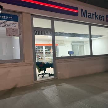 Gece Saatlerinde Kadoil Markette Görevli İlgisizliği