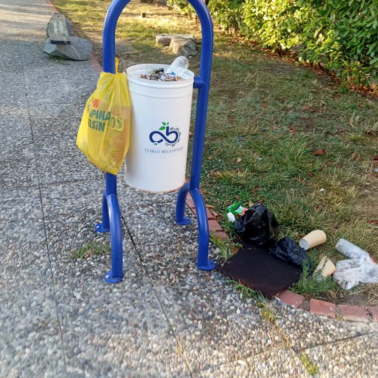 Parkımızda Temizlik Ve Bakım Yetersizliği Çocuklarımızı Tehdit Ediyor