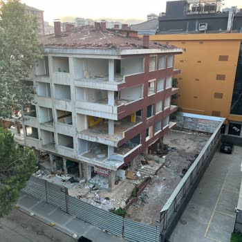 Terk Edilmiş Bina Hem Güvenlik Hem De Canlılar İçin Tehdit Oluşturuyor