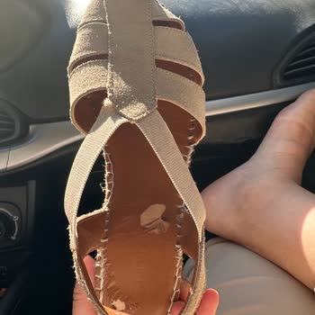 Derimod Sandaletin Tabanı Ve Lastiği 1 Ayda Soyuldu, Müşteri Hatası Denildi