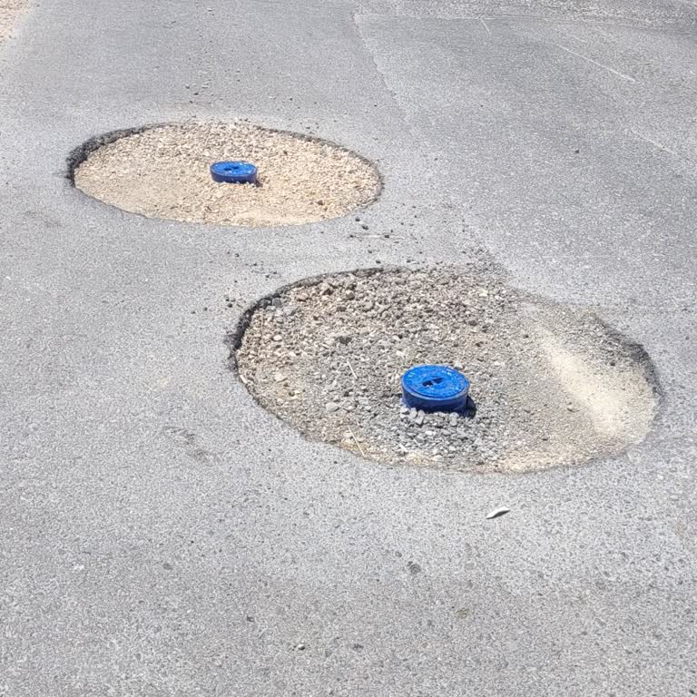 Uyarısız Açık Çukurlar Kazaya Davetiye Çıkarıyor!