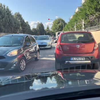 Pazar Günü Trafik Çilesi: Yol Kenarı Park Sorunu Mahalleliyi Mağdur Ediyor