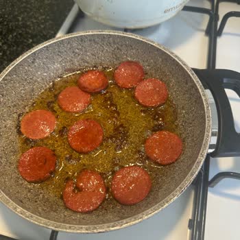 BİM’den Alınan Sucuktan Çıkan Siyah Sıvı Endişesi