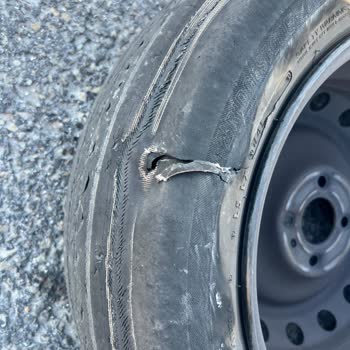 Seçtiğim Aracı Vermediler, Tekerlek Patladı, Yardımcı Olmadılar