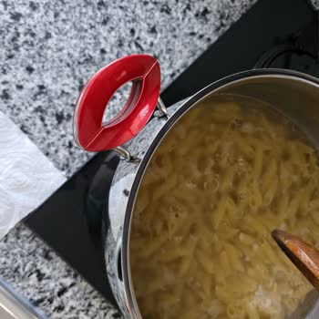 Aldığım Makarnanın İçinden Yanık Ve Siyah Parça Çıktı