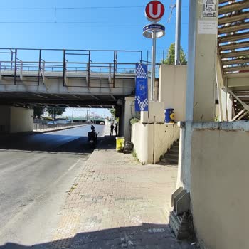 İstanbul Büyükşehir Belediyesi Birahane Tren İstasyon Giriş Üst Geçit Altı Şikayeti