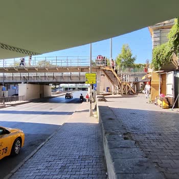 İstanbul Büyükşehir Belediyesi Birahane Tren İstasyon Giriş Üst Geçit Altı Şikayeti