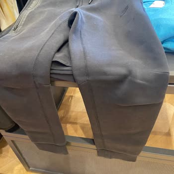 Aldığım Nike Eşofman Altında Renk Solması Ve Diz İzleri Sorunu